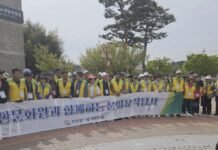 고인돌박물관 앞에서 무안문화원 회원들이 플래카드를 들고 기념 촬영했다. 사진=무안문화원