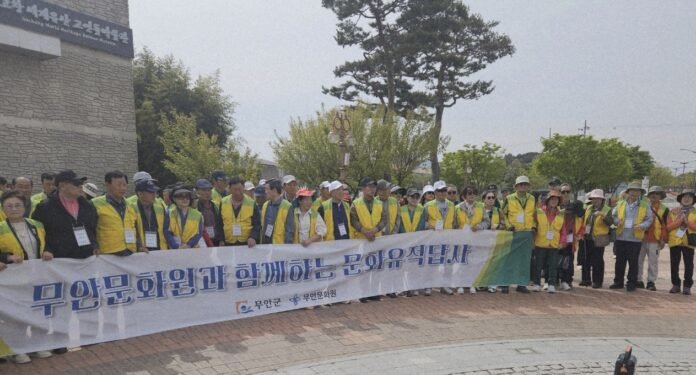 고인돌박물관 앞에서 무안문화원 회원들이 플래카드를 들고 기념 촬영했다. 사진=무안문화원